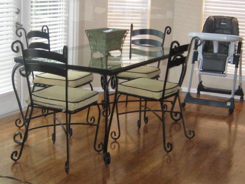РУ предлагает Вам стеклянные столы для кухни и стулья на металлическом
