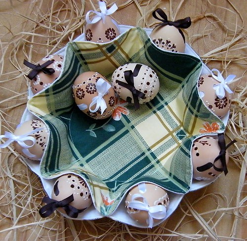 Пасхальный декор яйца в корзинке
