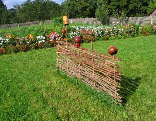 Как украсить плетеный забор