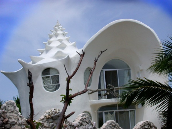 дом в форме морской раковины
