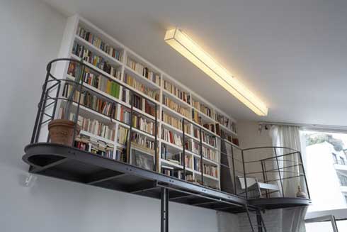 Библиотека под потолком – делаем хрущевку просторной