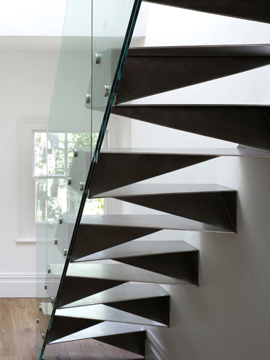 Дизайн лестницы с перилами из стекла