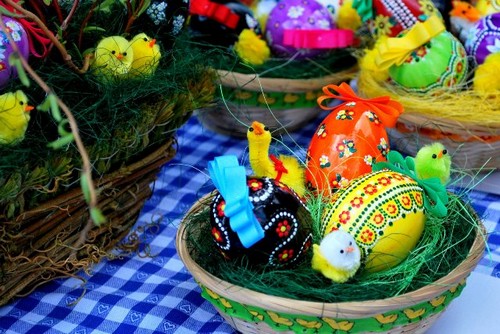 Разноцветные пасхальные яйца в корзинке