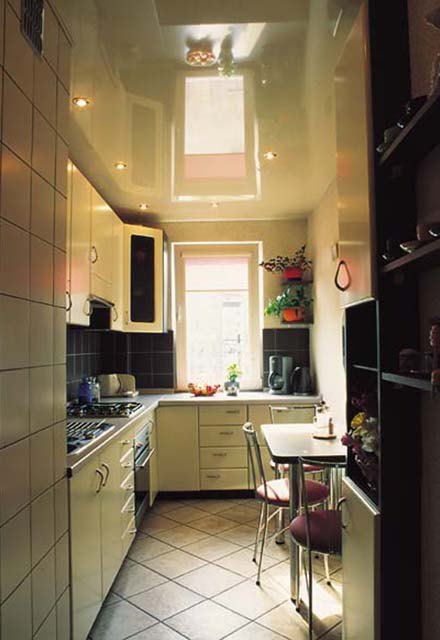 Натяжные потолки на кухне фото