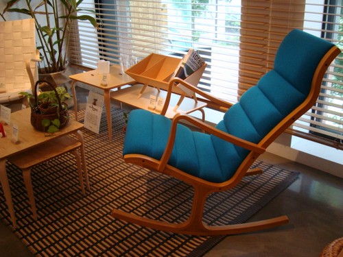 Кресло с деревянными подлокотниками
