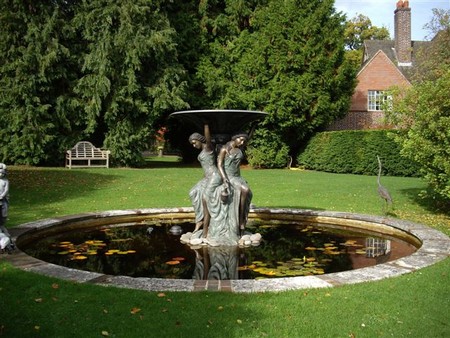 Садовые скульптуры-фонтаны