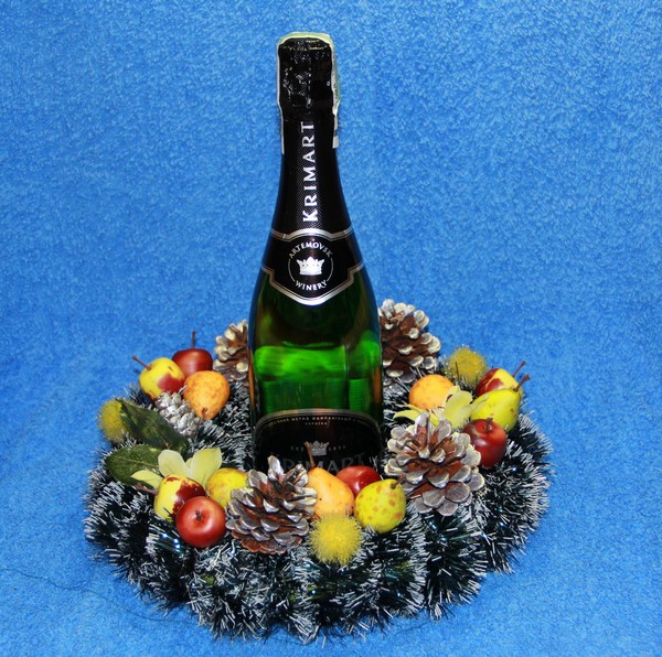 Новогодние композиции - шампанское в рождественском венке