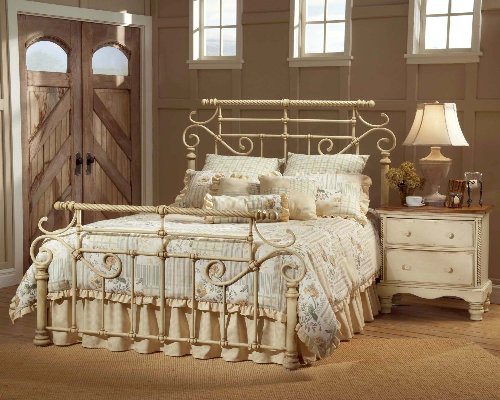 Спальня с кованой кроватью
