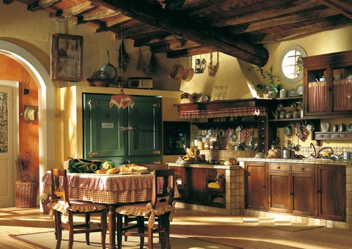 Интерьер классической кухни с фасадами из массива
