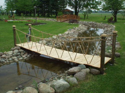 Подвесной мостик в саду