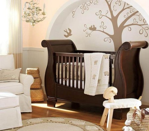 Коричневая мебель для новорожденного в интерьере