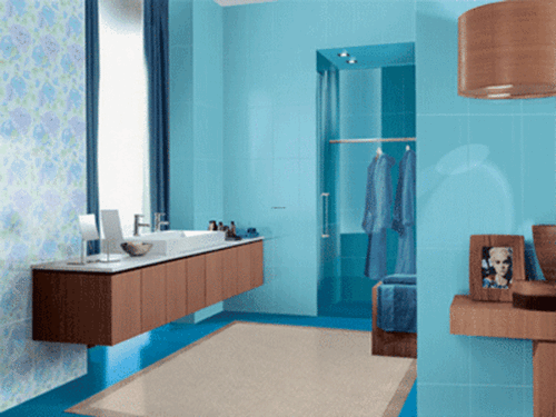 Сочетание коричневого с голубым в интерьере ванной