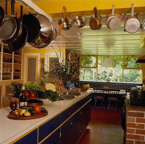 Потолочные балки в интерьере кухни