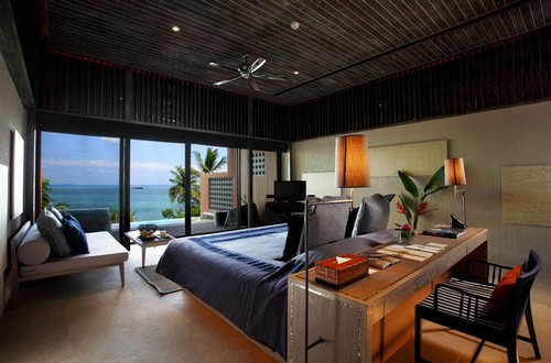 Мужской стиль интерьера, комната с видом на море