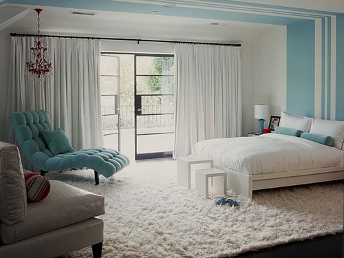 Сочетание белого и голубого цвета в интерьере спальни