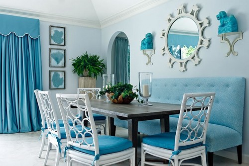 Интерьер столовой в сочетании белого и насыщенно-голубого цвета