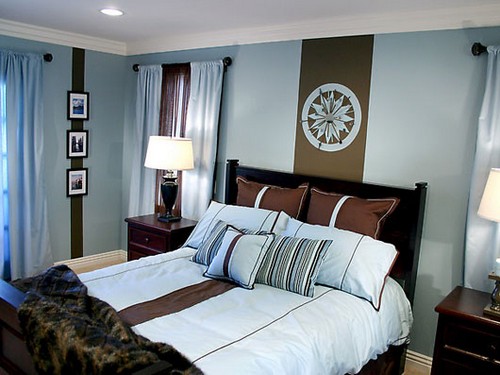 Голубой и коричневый в интерьере спальни