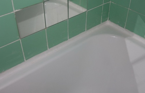 Как заделать небольшую щель между ванной и стеной