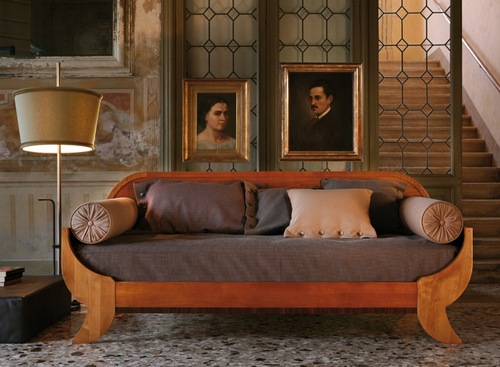 Декоративные подушки-валики на диване-кровати Biedermeier, производство фабрики Morelato