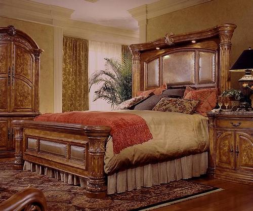 Резная кровать из дерева в интерьере спальни
