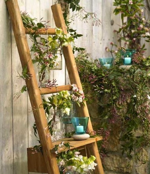 Деревянная лестница как подставка для цветов фото