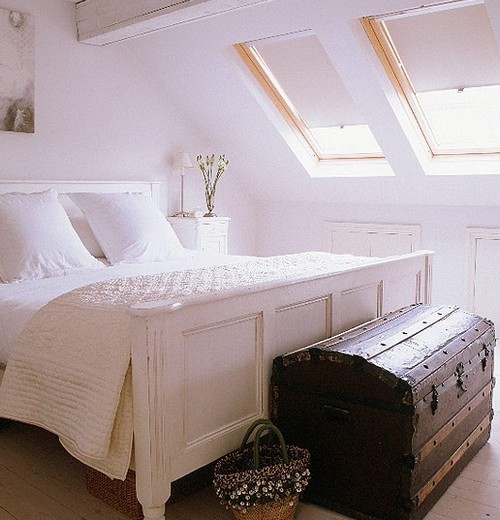 Старый сундук в спальне фото
