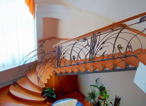 Лестница в доме с коваными перилами