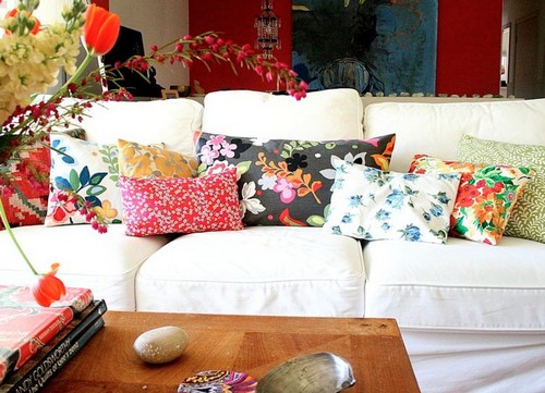 Декоративные подушки с цветочным принтом