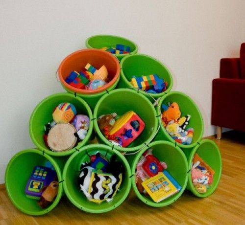 Идея хранения игрушек в пластиковых ведрах