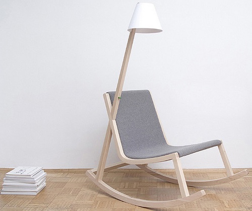 Кресло-качалка деревянное со встроенной лампой