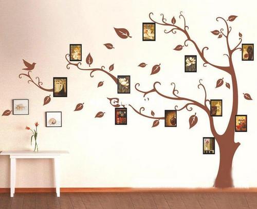 Семейное дерево с фотографиями на стене