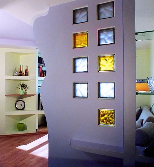 Декоративные цветные стеклоблоки в перегородке