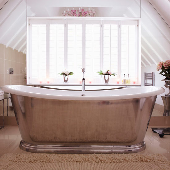 ванна в мансарде со скошенным потолком