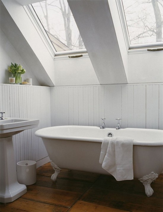 Ванная комната на мансарде в белых тонах