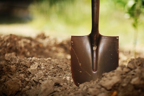 Садовая лопата для вскапывания земли