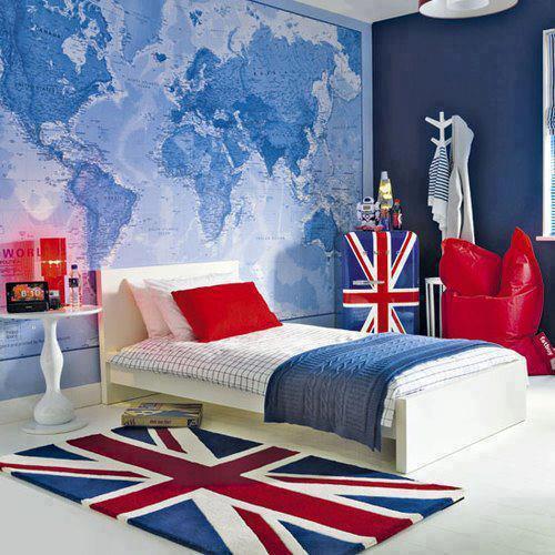 Британский флаг и географическая карта в интерьере