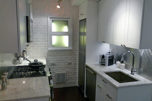 Маленькая кухня с большим холодильником фото