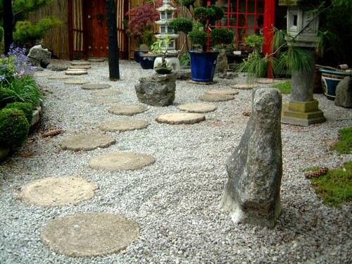 Статуэтки из камня для дачи и сада
