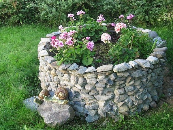 Декоративная клумба из гальки фото