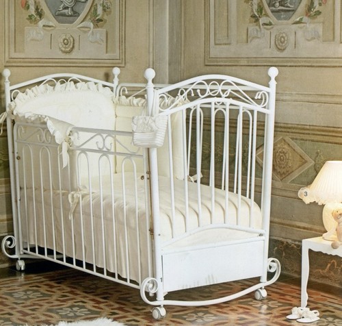Детская кроватка с мягкими бортиками