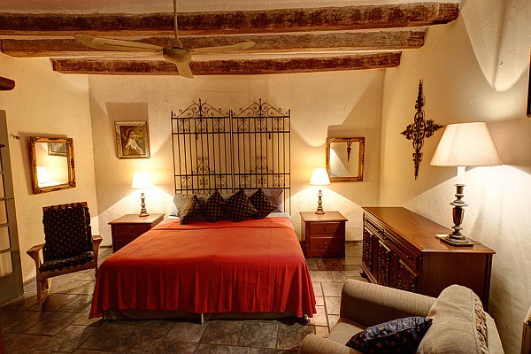 Спальня с балками на потолке в испанском стиле