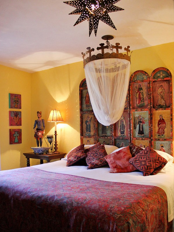 Кровать с балдахином в испанском стиле