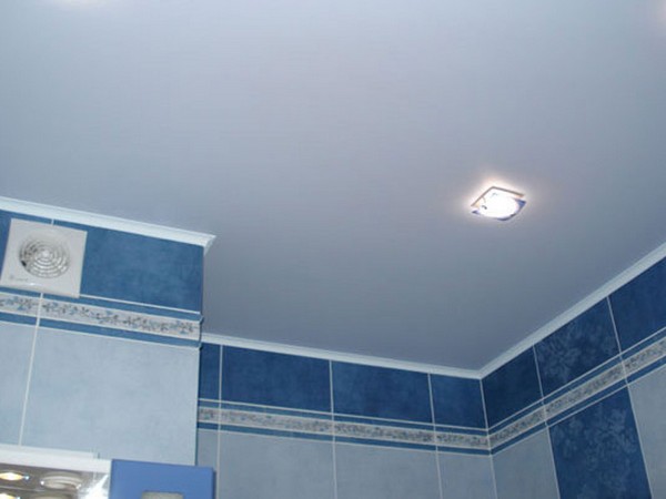установка натяжного потолка в ванной