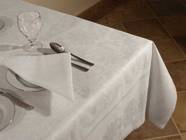 Белая скатерть для сервировки стола