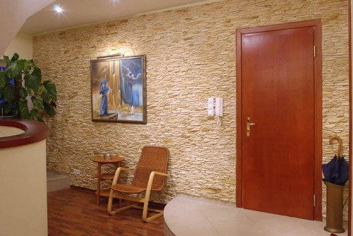 Каменная стена в коридоре обои