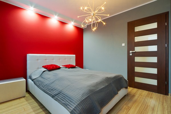 Красная акцентная стена в спальне
