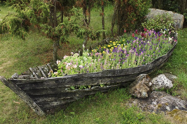Старая лодка для цветов фото