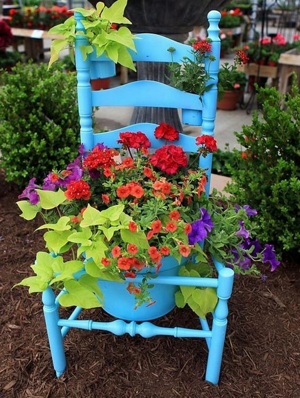 Вазон с цветами в старом стуле