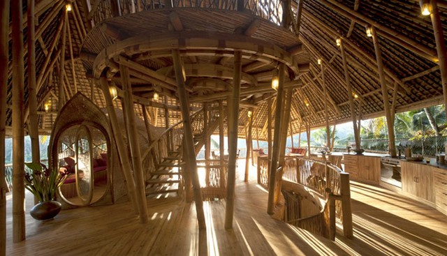 Роскошный дом построенный из бамбука