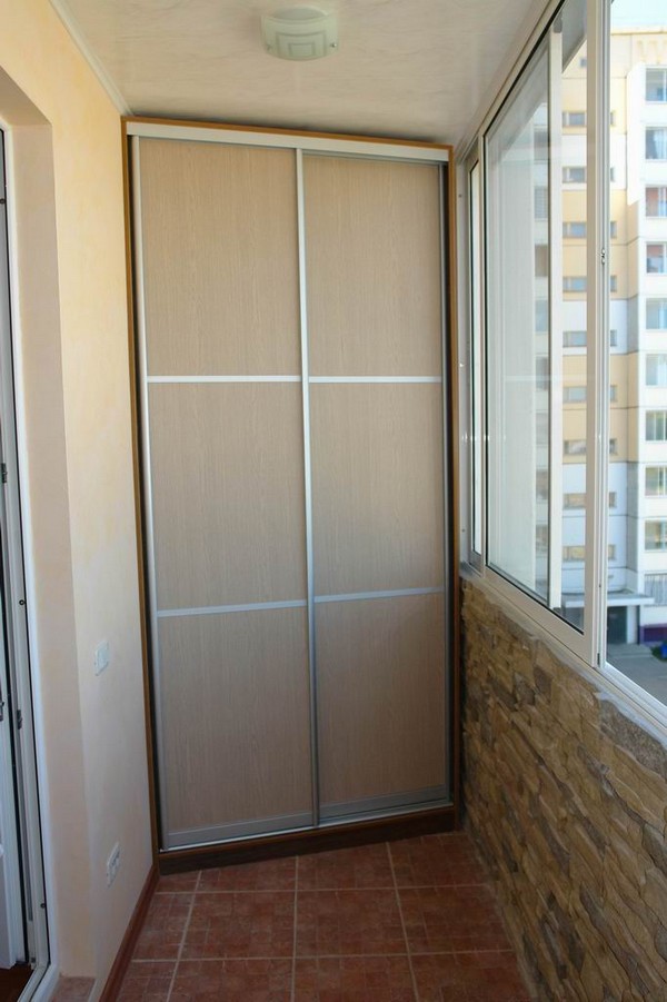 Угловой шкаф-купе на балкон фото